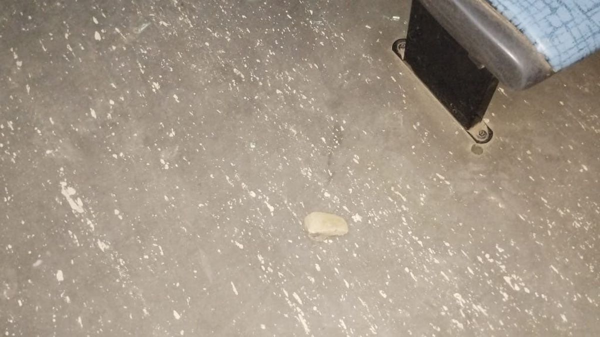 Las piedras de gran tamaño quedaron dentro del colectivo luego de romper los vidrios cuando circulaba por Luján. Las piedras de gran tamaño quedaron dentro del colectivo luego de romper los vidrios cuando circulaba por Luján.