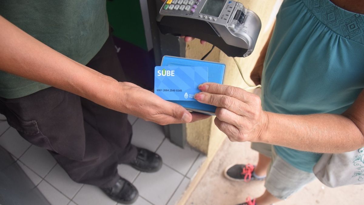Los puestos de canje son itinerantes, y recorren escuelas y barrios de la comuna de Godoy Cruz. Por la entrega de envases le cargan viajes en la tarjeta SUBE.