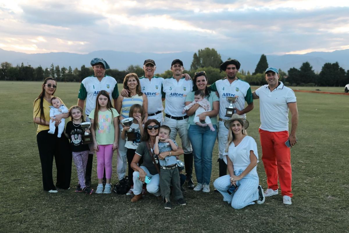 Villa Valeria celebró en familia la obtención del Vendimia de bajo handicap. Villa Valeria celebró en familia la obtención del Vendimia de bajo handicap.
