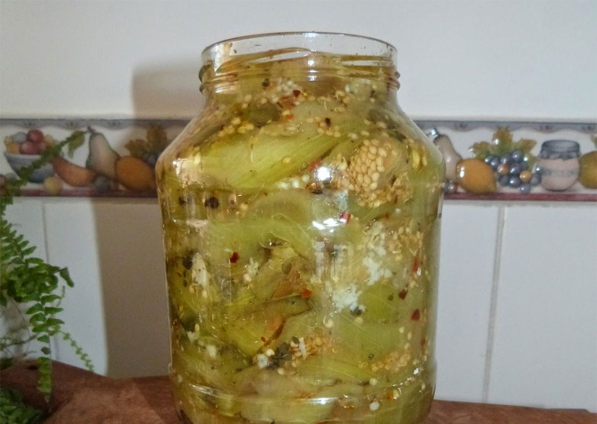 La receta de berenjena en escabeche es fantástica para comer en una picada o como ingrediente especial de un sandwich. La receta de berenjena en escabeche es fantástica para comer en una picada o como ingrediente especial de un sandwich.