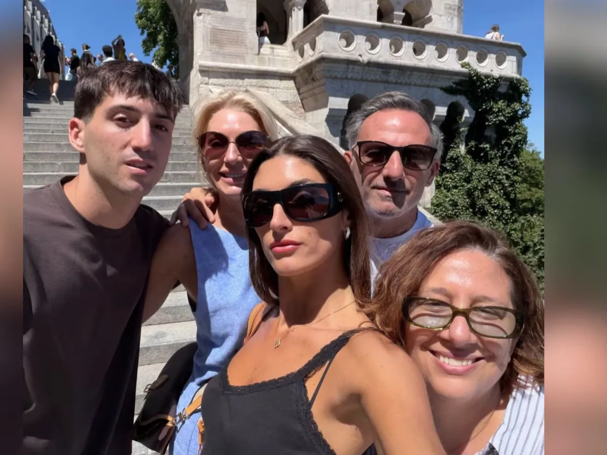 El mal momento de Yanina Latorre y sus hijos en Budapest. El mal momento de Yanina Latorre y sus hijos en Budapest.