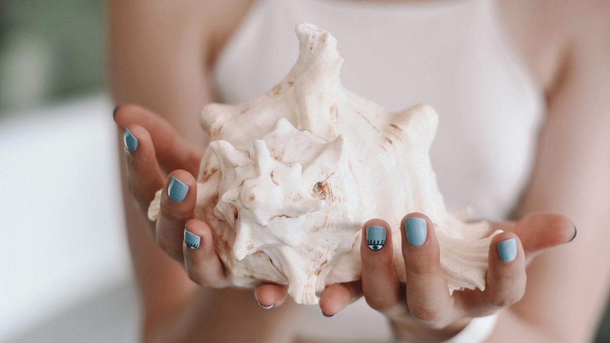 Soplar una caracola no es una práctica novedosa, y puede darte grandes beneficios Soplar una caracola no es una práctica novedosa, y puede darte grandes beneficios