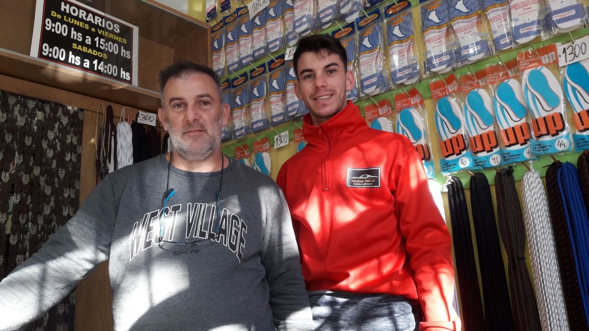 Zapatero. Ariel Teruel posa en su negocio junto a su hijo y heredero en el oficio, Matías. Zapatero. Ariel Teruel posa en su negocio junto a su hijo y heredero en el oficio, Matías.