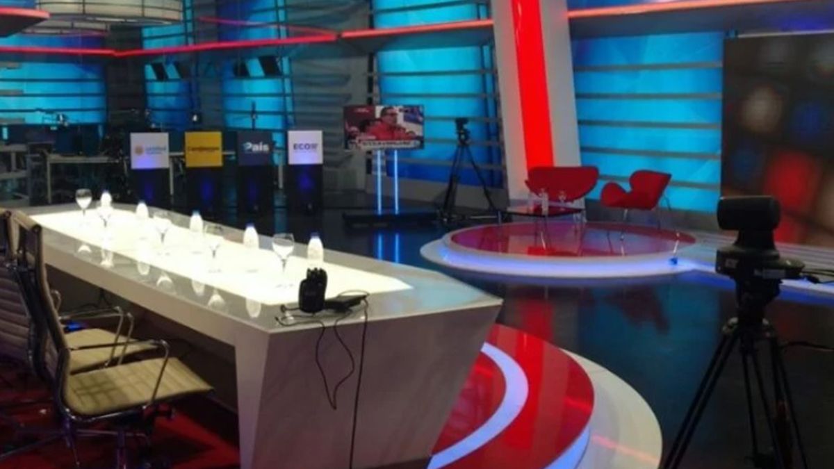 Entró a las puñaladas a un canal de TV provocando lesiones y destrozos, y fue detenido.