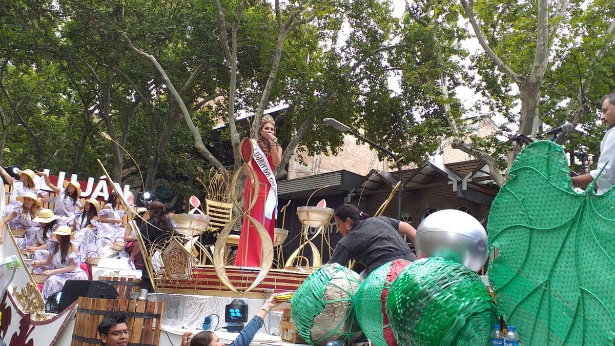 Yael Palazzo, la reina de Luján de Cuyo, sorprendió con su carro en el Carrusel. Yael Palazzo, la reina de Luján de Cuyo, sorprendió con su carro en el Carrusel.
