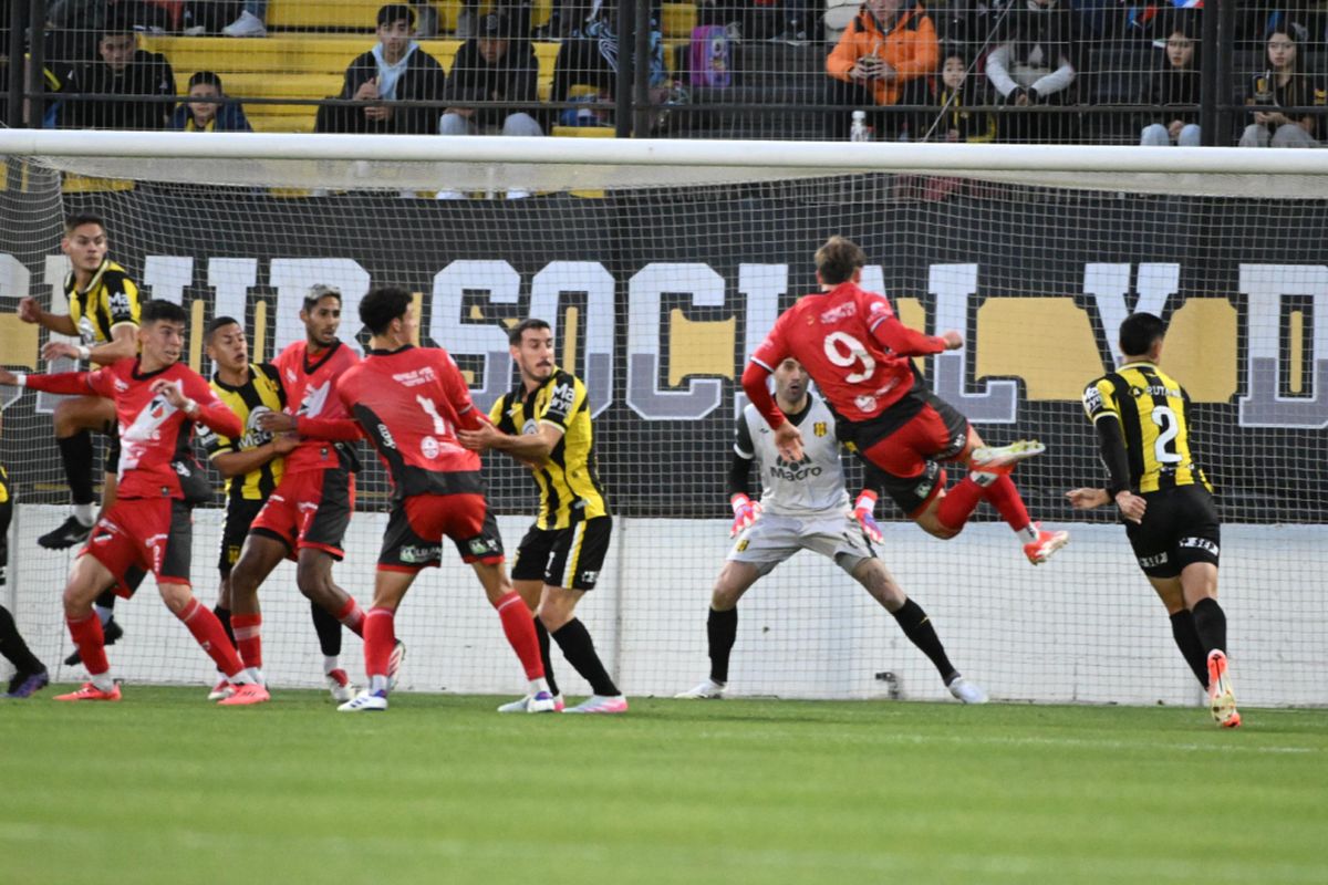 Tiro libre desde la derecha para el Deportivo Maipú, y tras el centro Pío Bonacci se elevó para empalmar un derechazo y clavar el gol del Cruzado.