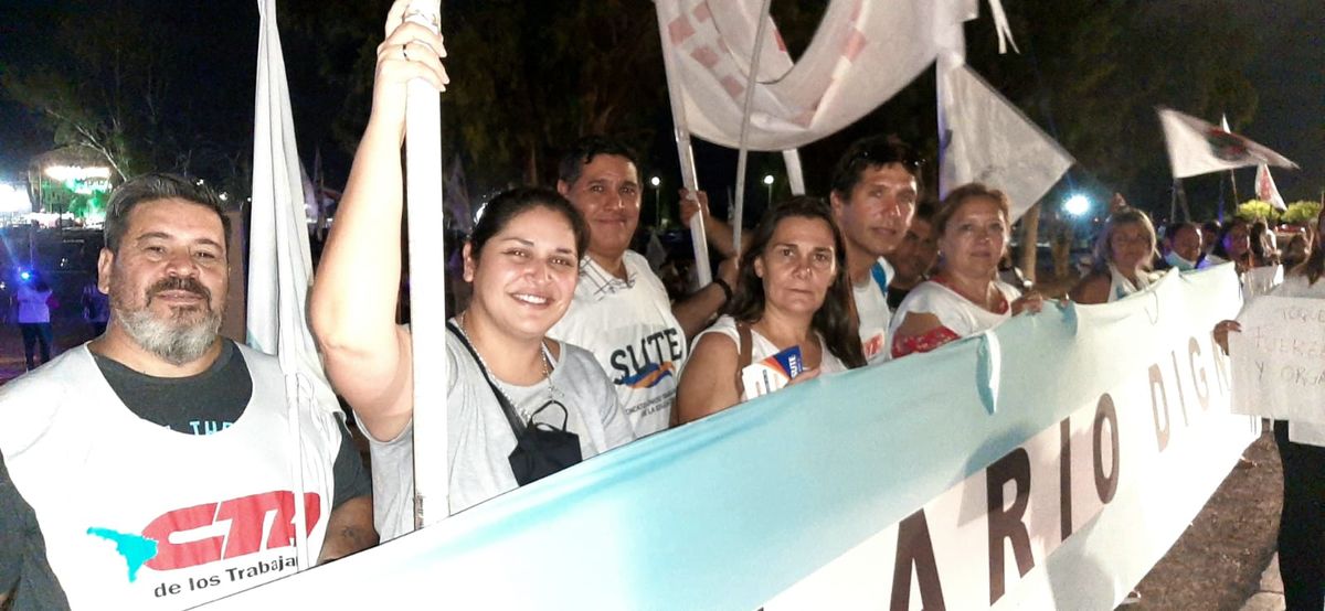 Sedano y la cúpula del sindicato se hicieron presentes en el Aeropuerto. Rechazan la oferta salarial del Gobierno.