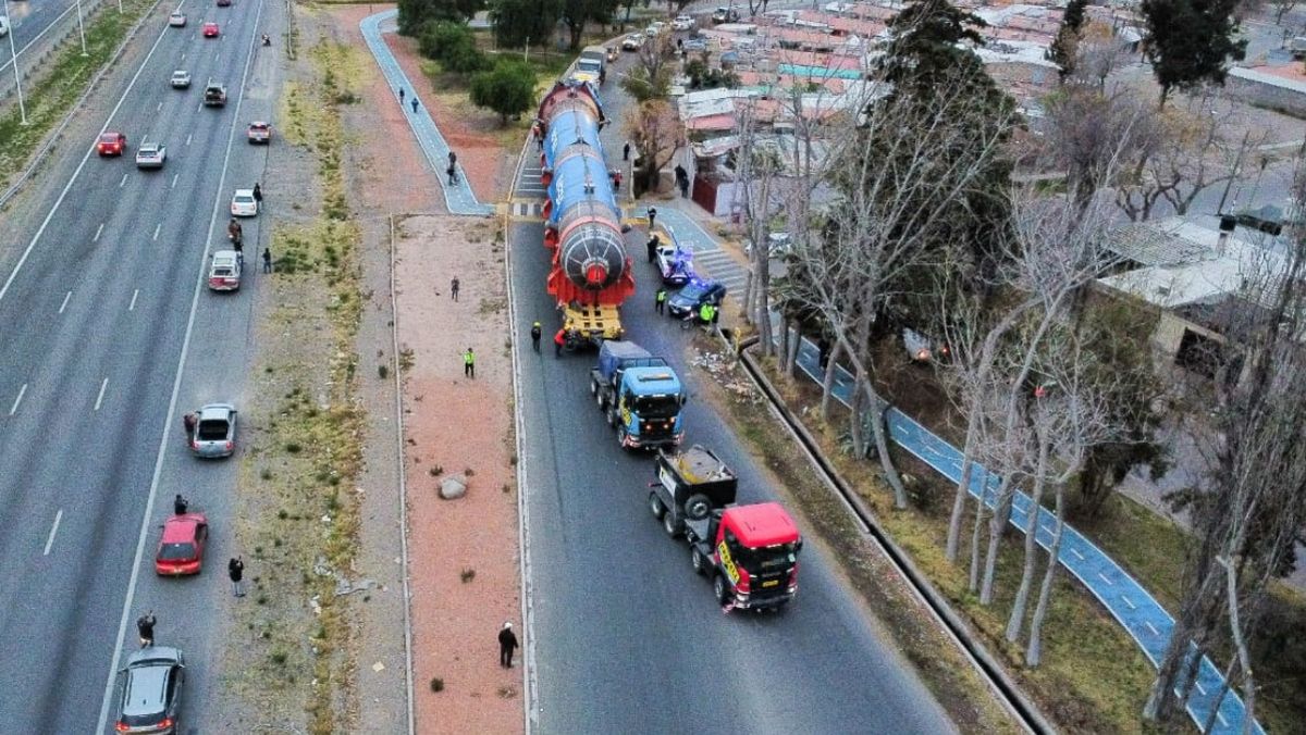 El traslado del enorme reactor de IMPSA demorará días hasta llegar a su destino final
