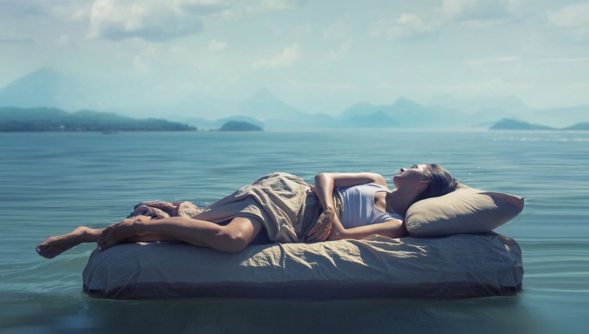 Soñar con agua: qué significa y por qué prestarle atención al color del líquido