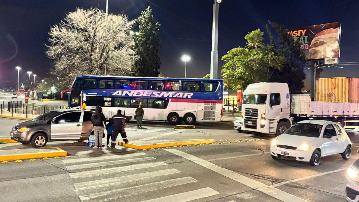 Por el accidente entre un auto y un camión en Guaymallén hubo complicacion en el tránsito en el nudo vial. Foto: Matías Pascualetti/ Radio NIhuil