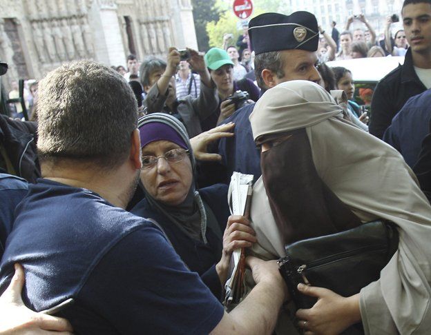 Francia multó a la primera mujer que violó la prohibición de usar velo en la calle