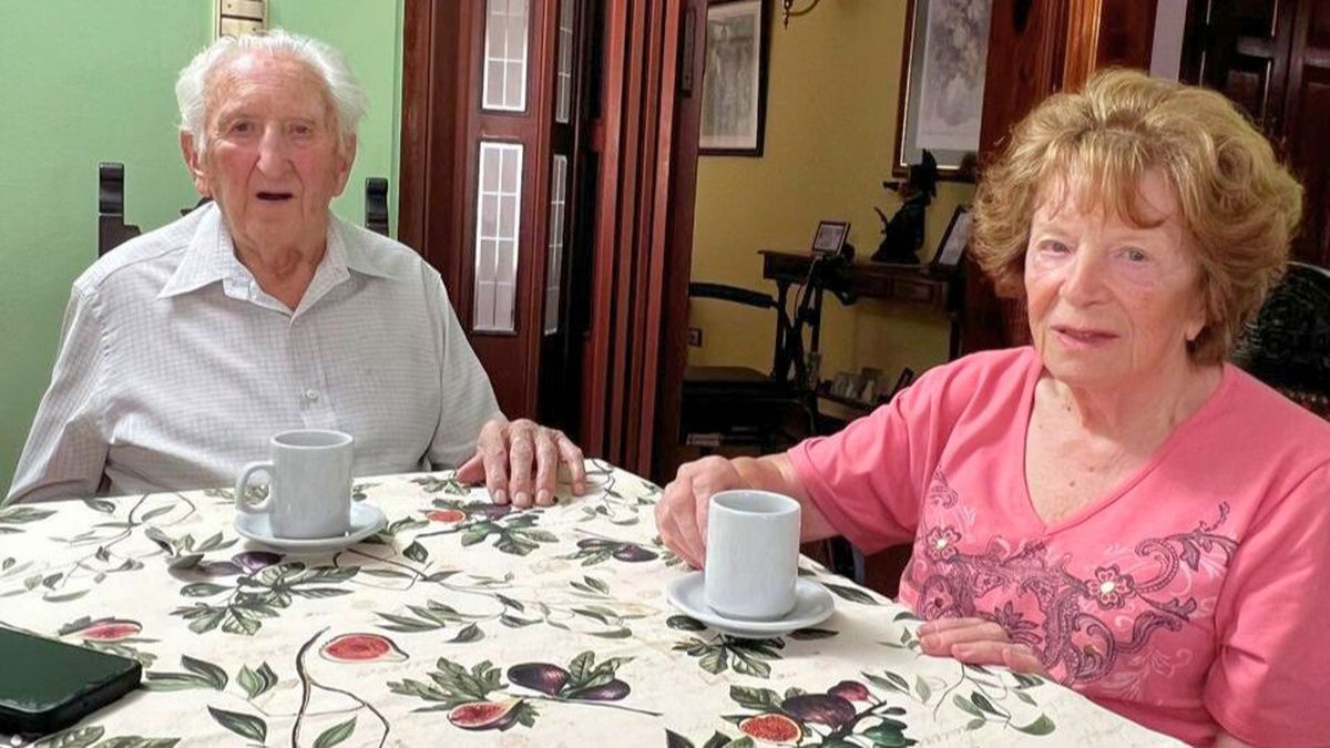 Manuel Castillo tiene 96 años y su esposa Elda Piseghelli, 93. Este domingo ejercerán su derecho a voto como lo han hecho siempre. Por la democracia, coinciden. Manuel Castillo tiene 96 años y su esposa Elda Piseghelli, 93. Este domingo ejercerán su derecho a voto como lo han hecho siempre. Por la democracia, coinciden.