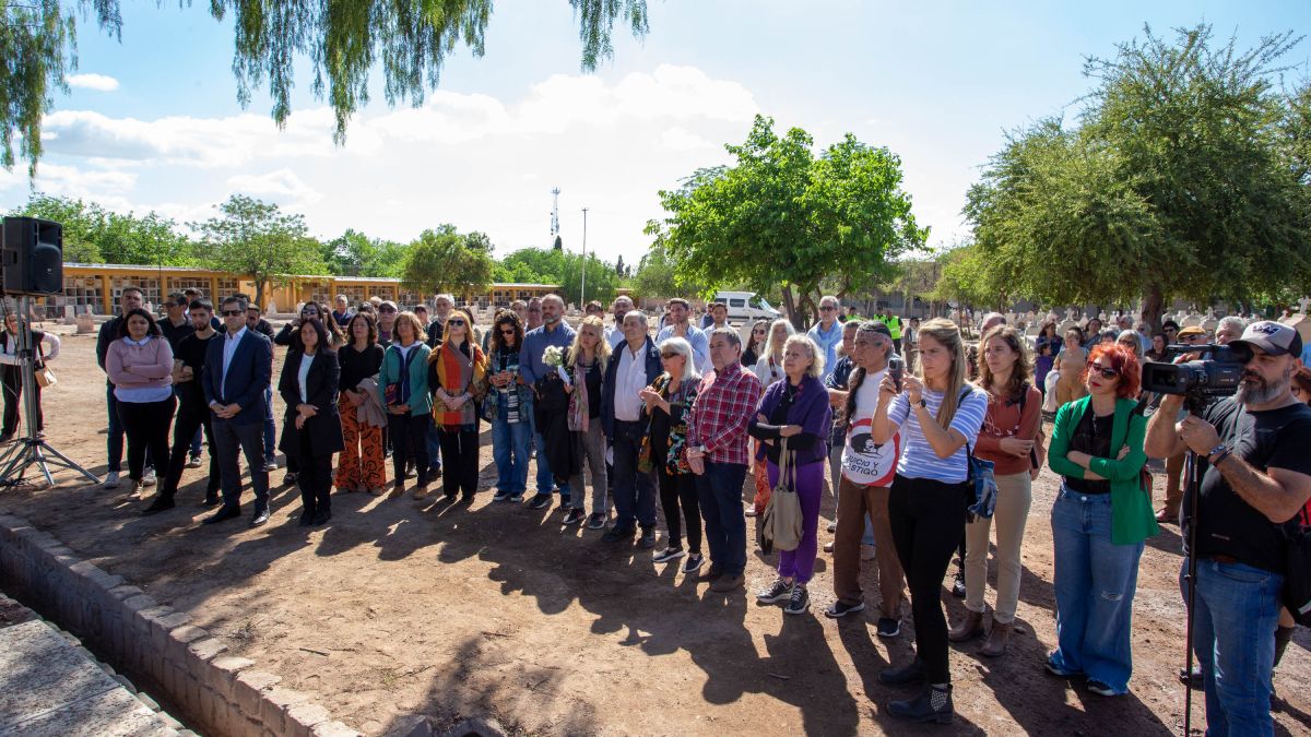 Muchos familiares de desaparecidos y militantes de organismos de derechos Humanos se dieron cita en la inauguración de este espacio para la memoria. Muchos familiares de desaparecidos y militantes de organismos de derechos Humanos se dieron cita en la inauguración de este espacio para la memoria.