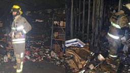 El incendio generó pérdidas totales en la distribuidora ubicada en Guaymallén.