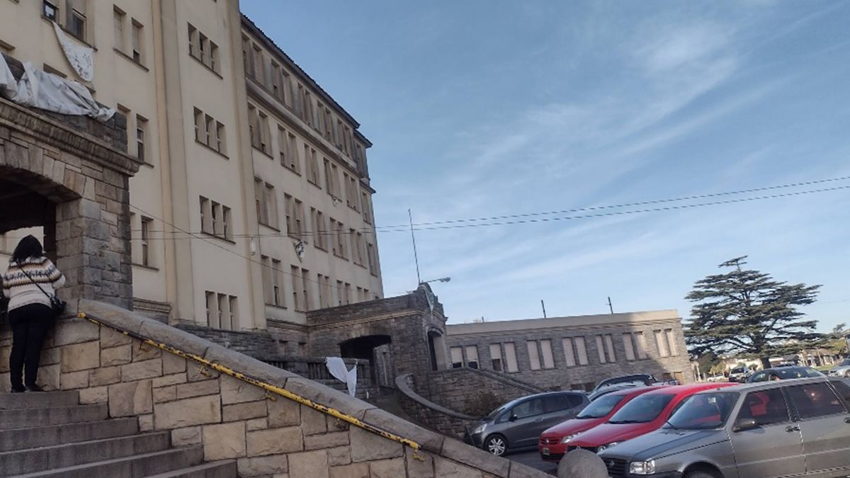 La joven fue llevada en una ambulancia al Hospital de Agudos, donde se negaron a atenderla por tener obra social La joven fue llevada en una ambulancia al Hospital de Agudos, donde se negaron a atenderla por tener obra social