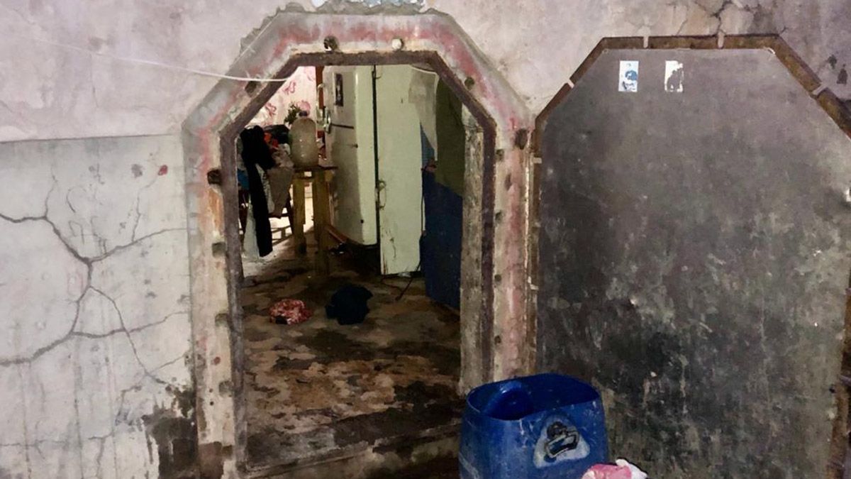 Vive con sus hijos en las pìletas de una bodega abandonada, en Santa Rosa