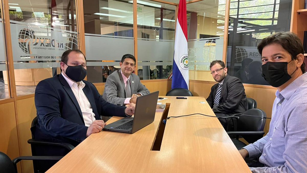 Representantes de ProMendoza durante una reunión en Paraguay.