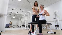 La actividad física es una de las herramientas más poderosas para un envejecimiento saludable. No existe una edad límite para entrenar: lo importante es hacerlo de forma progresiva, constante y adaptada a cada persona. Crédito: Freepik.