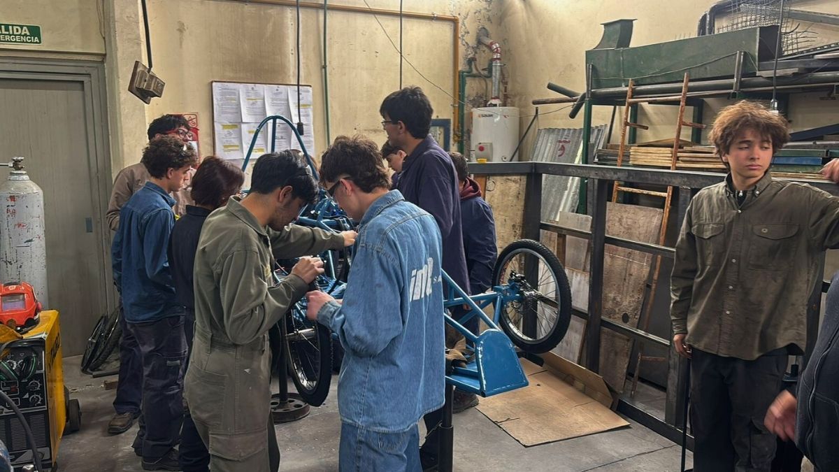 Estudiantes del Pablo Nogués trabajan a contrarreloj para poner a punto el vehículo. Estudiantes del Pablo Nogués trabajan a contrarreloj para poner a punto el vehículo.