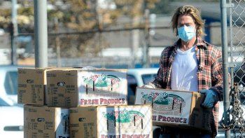 ¡Qué hombre! Brad Pitt fue fotografiado en plena acción solidaria