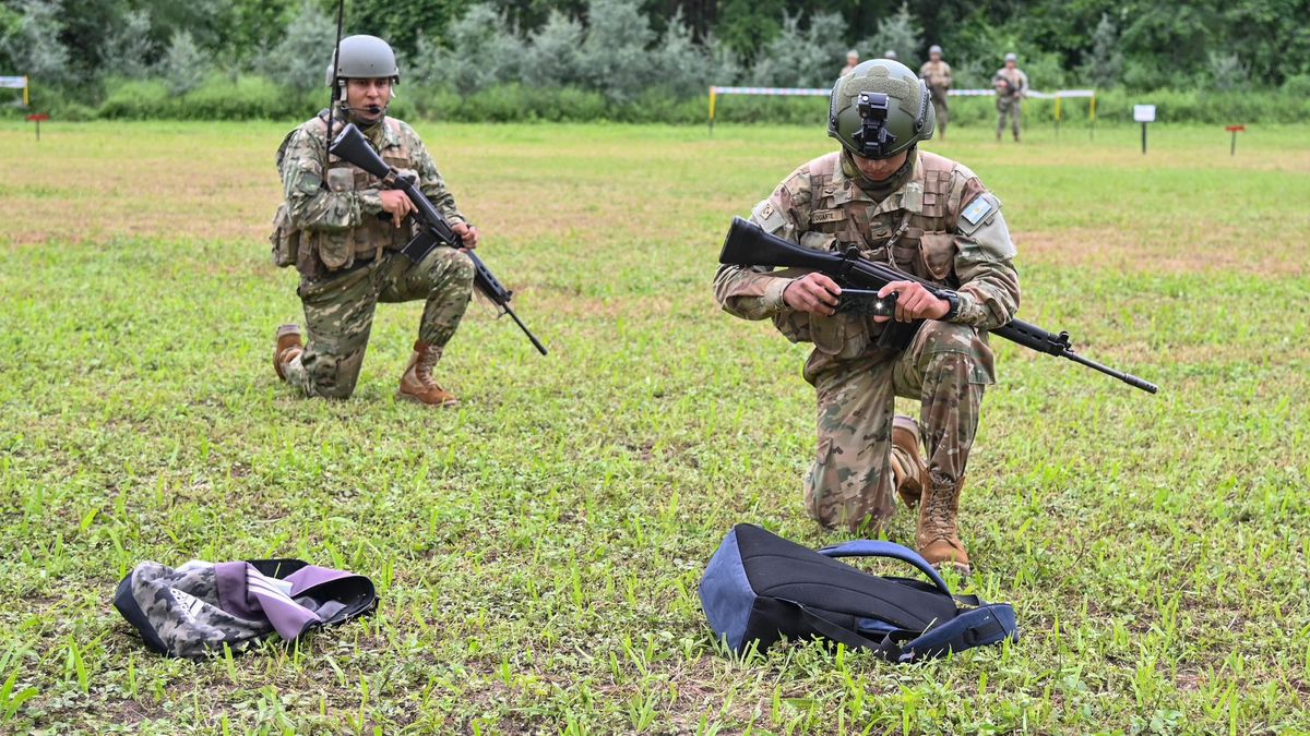 Más de 10.000 militares participan del operativo autorizado por el Ministerio de Defensa de Luis Petri. Más de 10.000 militares participan del operativo autorizado por el Ministerio de Defensa de Luis Petri.