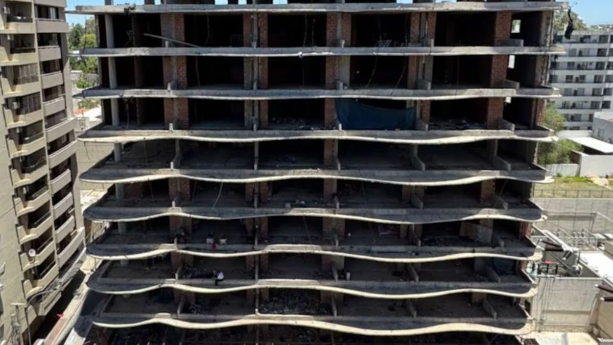 Momento tenso: un niño fue grabado jugando al borde del precipicio de un edificio abandonado