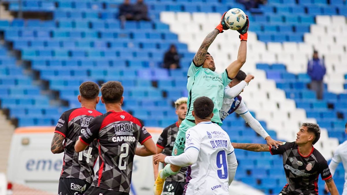 Ulariaga tuvo chances de convertir pero el arquero Moyano atajó con autoridad. Ulariaga tuvo chances de convertir pero el arquero Moyano atajó con autoridad. 