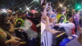 Video: el acoso de una mujer a un policía en un desfile de Carnaval causa indignación