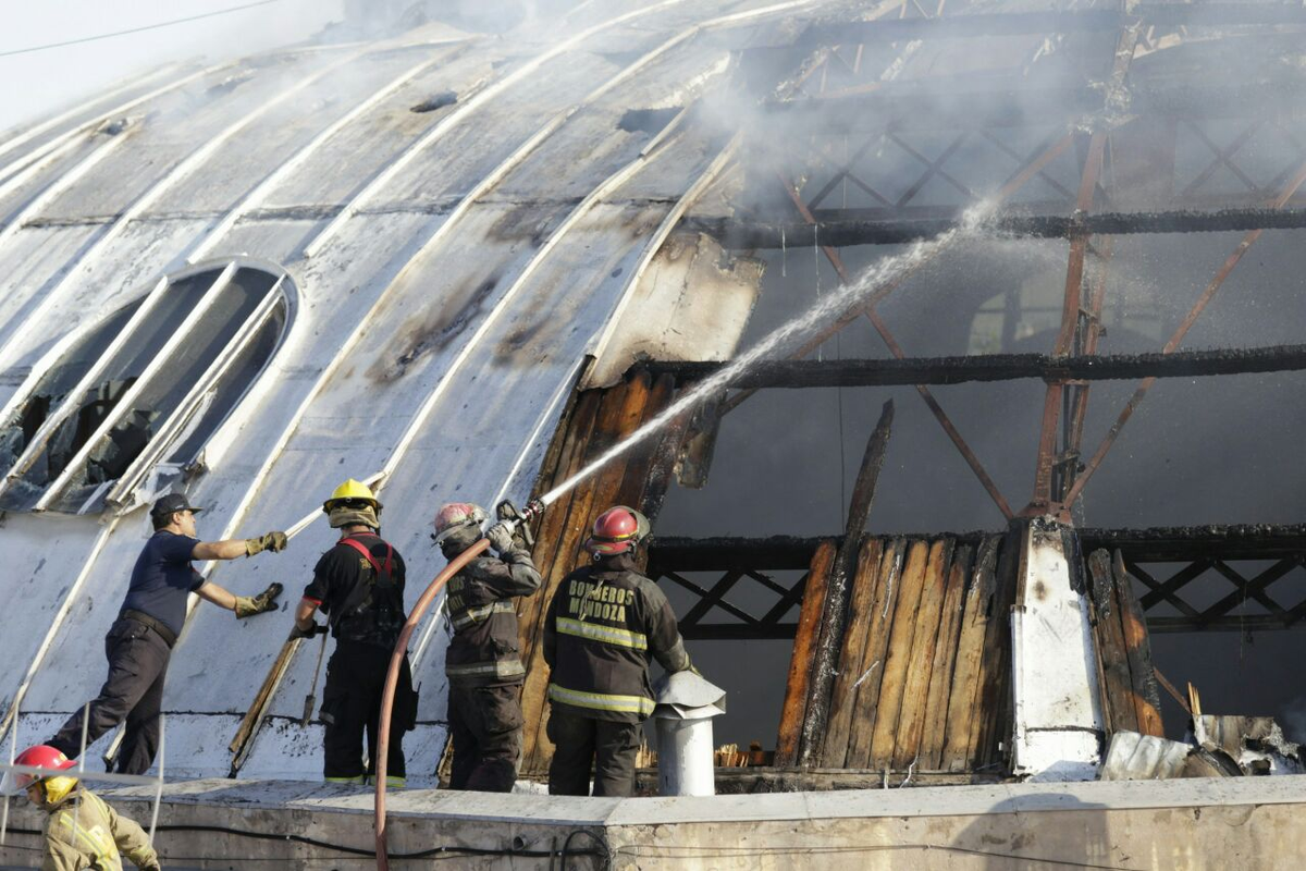 Incendio en el ECA: 6 ex funcionarios y empresarios condenados a pagar $26 millones