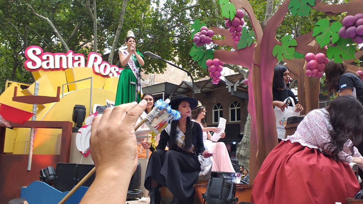 La gente que vivió el Carrusel en las calles de Mendoza dusfrutó de ver a Magalí Cola, de Santa Rosa. La gente que vivió el Carrusel en las calles de Mendoza dusfrutó de ver a Magalí Cola, de Santa Rosa.