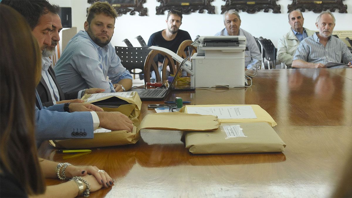 Corporación del Sur SA, Hugo del Carmen Ojeda SA y la UTE Ceosa y Oasa presentaron sus propuestas para la construcción del Acueducto Monte Comán-La Horqueta.