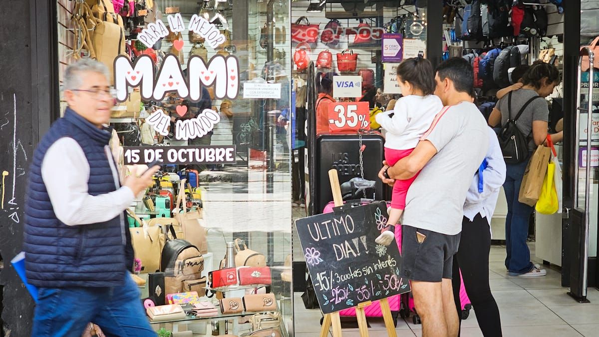 Los mendocinos salieron a comprar regalos, pero a precios constantes gastaron menos que en 2022. Los mendocinos salieron a comprar regalos, pero a precios constantes gastaron menos que en 2022.