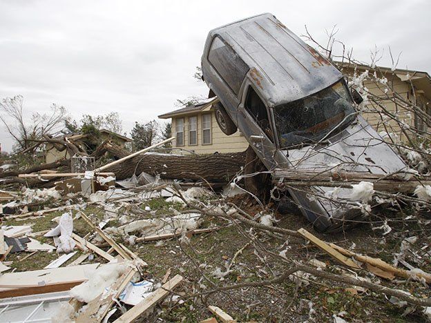 Tornados dejan al menos 18 muertos y destruyen viviendas en EEUU