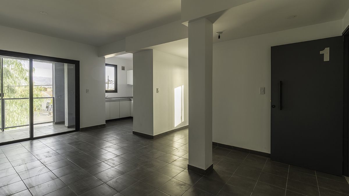 Mercado inmobiliario: los departamentos se distribuyen en el primer y segundo piso, e incluyen tres tipologías distintas, dos de dos dormitorios y una de un dormitorio.