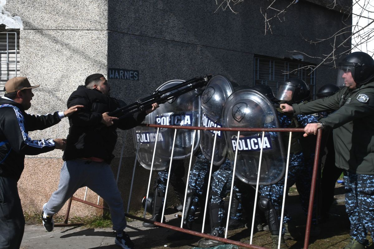 Los vecinos de Lanús se indignaron tras el crimen de Morena y protestaron frente a una comisaría. Foto: Télam.