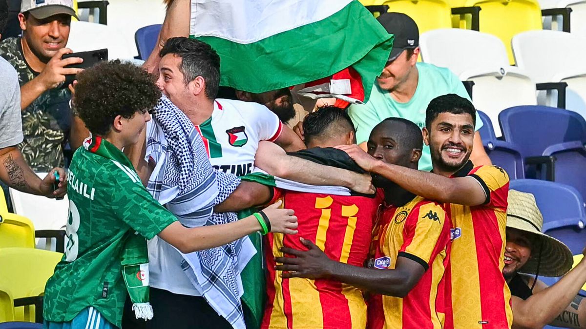 Una bandera palestina apareció tras el gol de Esperance.