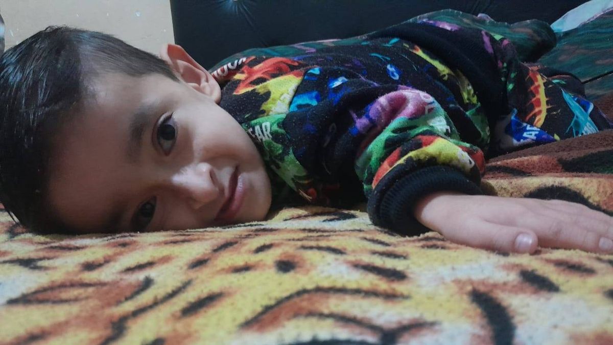 Esteban tiene 12 años y sueña con caminar. Esteban tiene 12 años y sueña con caminar.