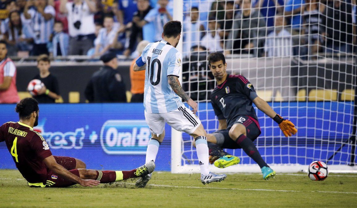 Argentina marcó los tiempos, goleó a Venezuela y se metió en semifinales con autoridad