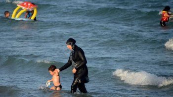 La mayor instancia judicial francesa examina la prohibición del burkini