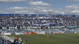 Los hinchas de Godoy Cruz colgaron una bandera dedicada a Independiente Rivadavia.