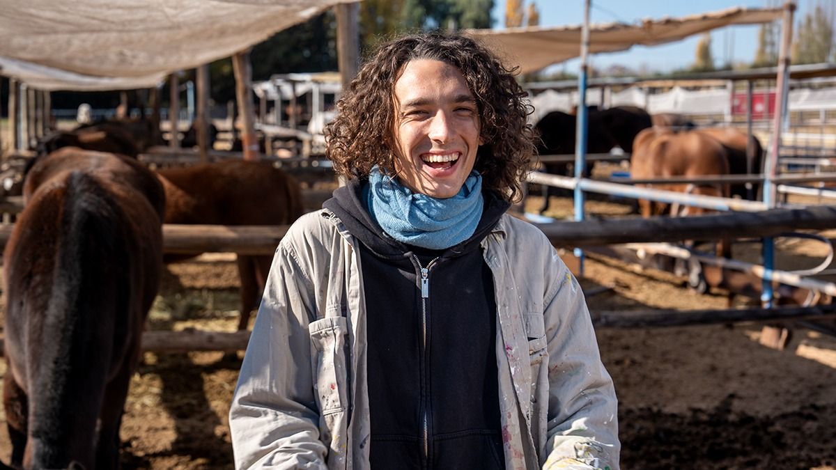 Benicio acaba de estrenar una película que protagoniza, pinta ropa usada y la vende, tiene un proyecto musical con su novia mendocina Catalina Segura y colabora con su arte para sostener una ONG local de protección animal. Benicio acaba de estrenar una película que protagoniza, pinta ropa usada y la vende, tiene un proyecto musical con su novia mendocina Catalina Segura y colabora con su arte para sostener una ONG local de protección animal.