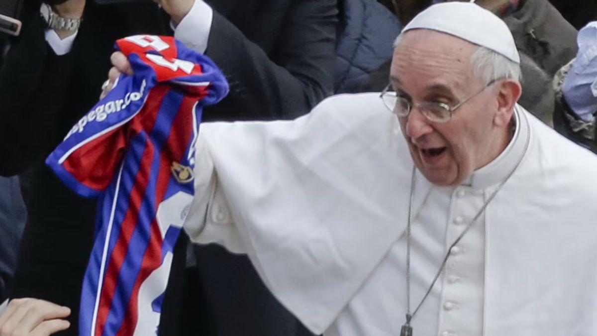 El Papa con la camiseta del Ciclón.
