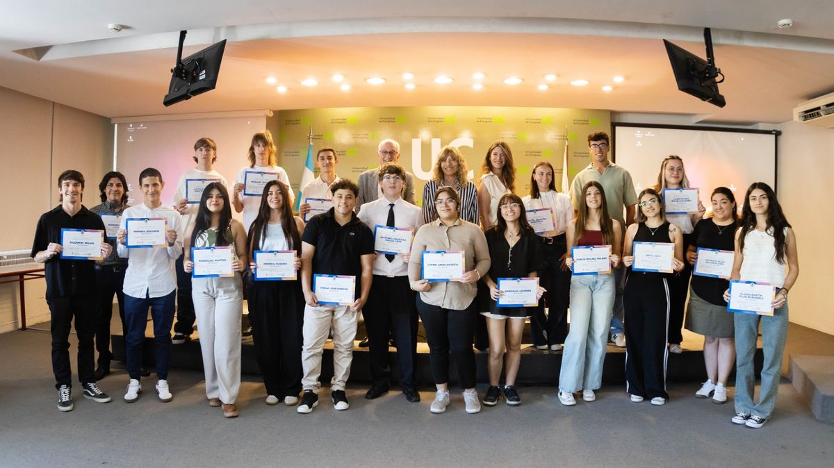 En el salón de Actos de la Universidad de Congreso se entregaron los certificados a los becarios 2026, 19 jóvenes de entre 17 y 38 años que podrán hacer realidad su sueño de estudiar una carrera. universitaria a través del Programa Vendimia Solidaria.