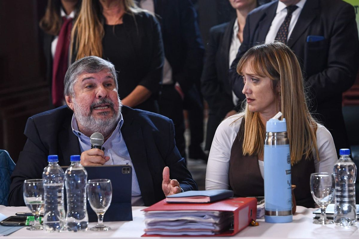 Sagasti, junto al también senador José Mayans. Sigue siendo la mayor referente de uno de los sectores en el PJ. Sagasti, junto al también senador José Mayans. Sigue siendo la mayor referente de uno de los sectores en el PJ.