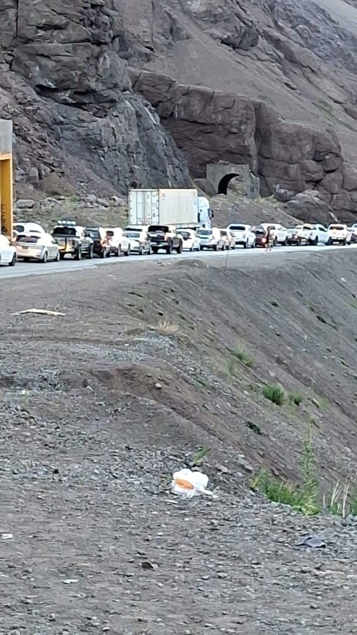 Larga fila de vehículos en las primeras horas de la tarde de este martes. Larga fila de vehículos en las primeras horas de la tarde de este martes.