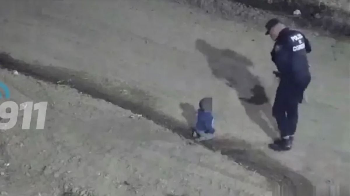 Hallaron a un bebé gateando en la calle en plena madrugada.