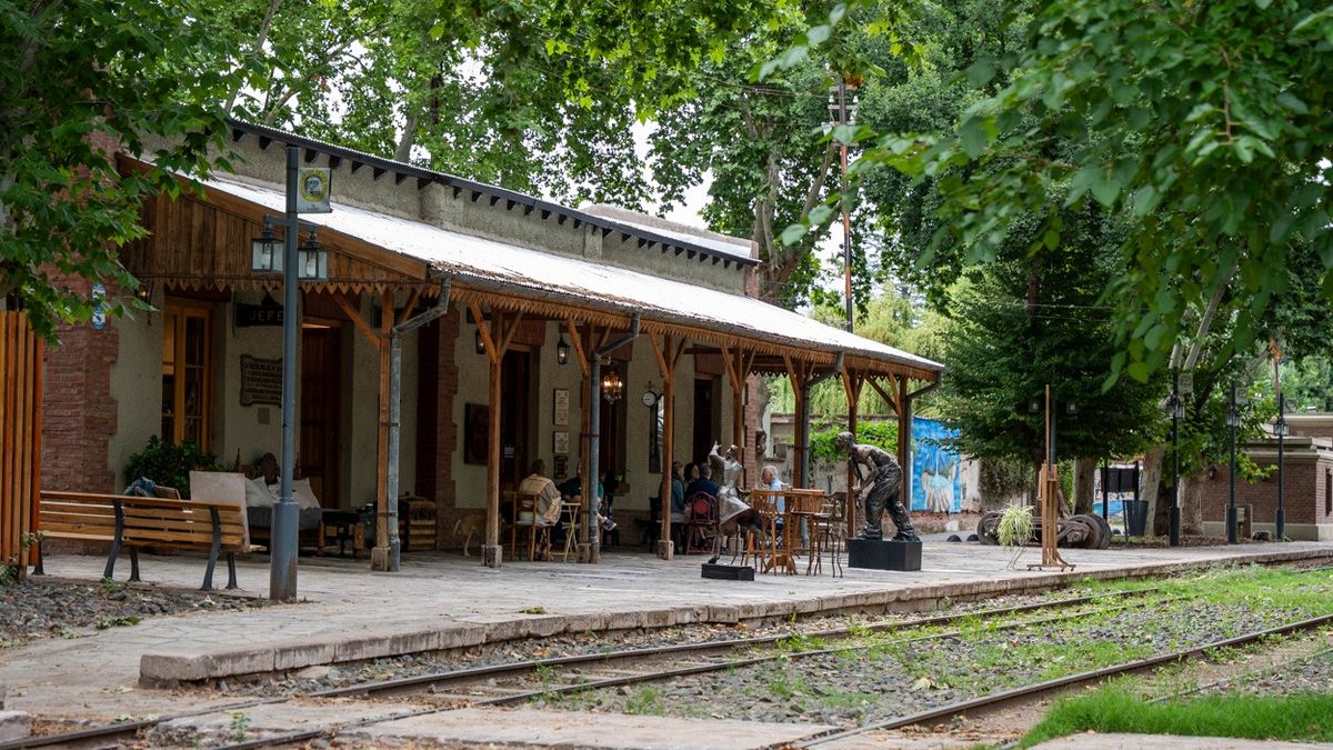 La estación de trenes de Chacras de Coria llevaba más de 30 años abandonada. Ahora renace como espacio para el arte y la cultura local.
