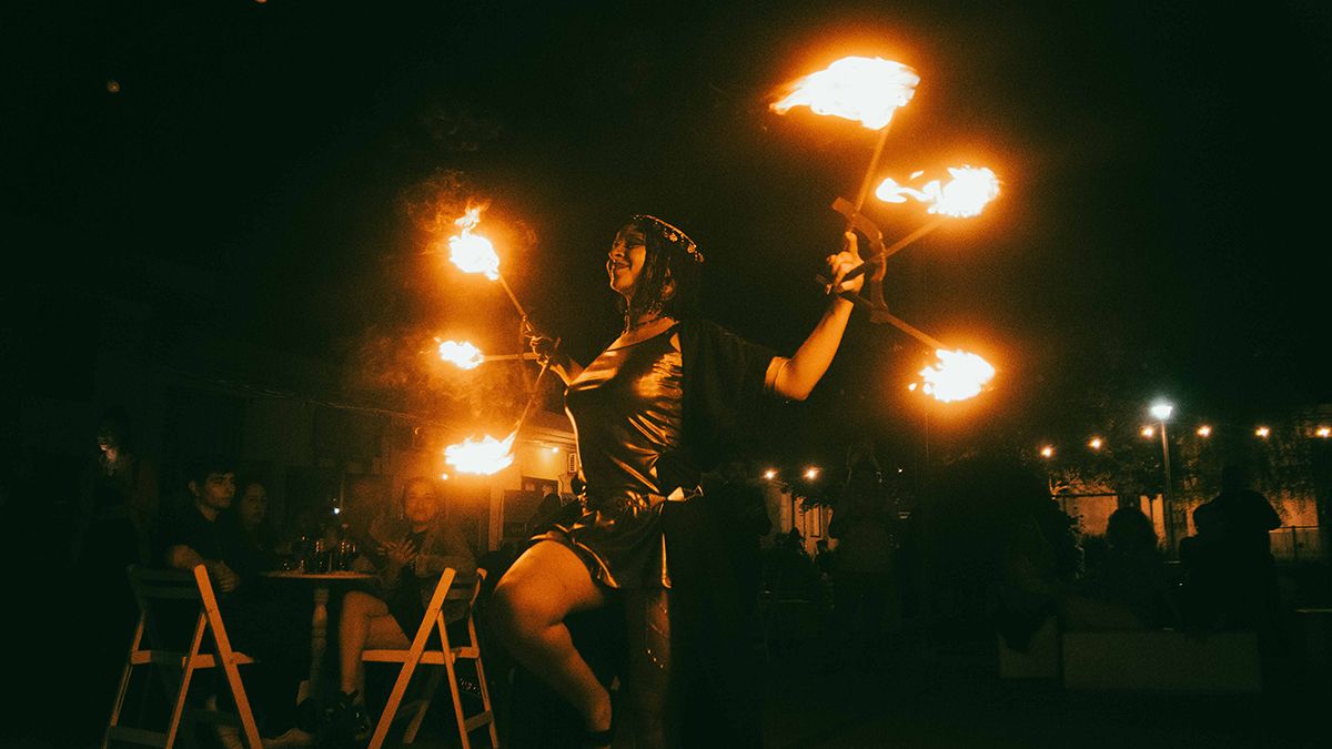 Malabaristas de fuego se llevaron el aplauso de todas las personas presentes.