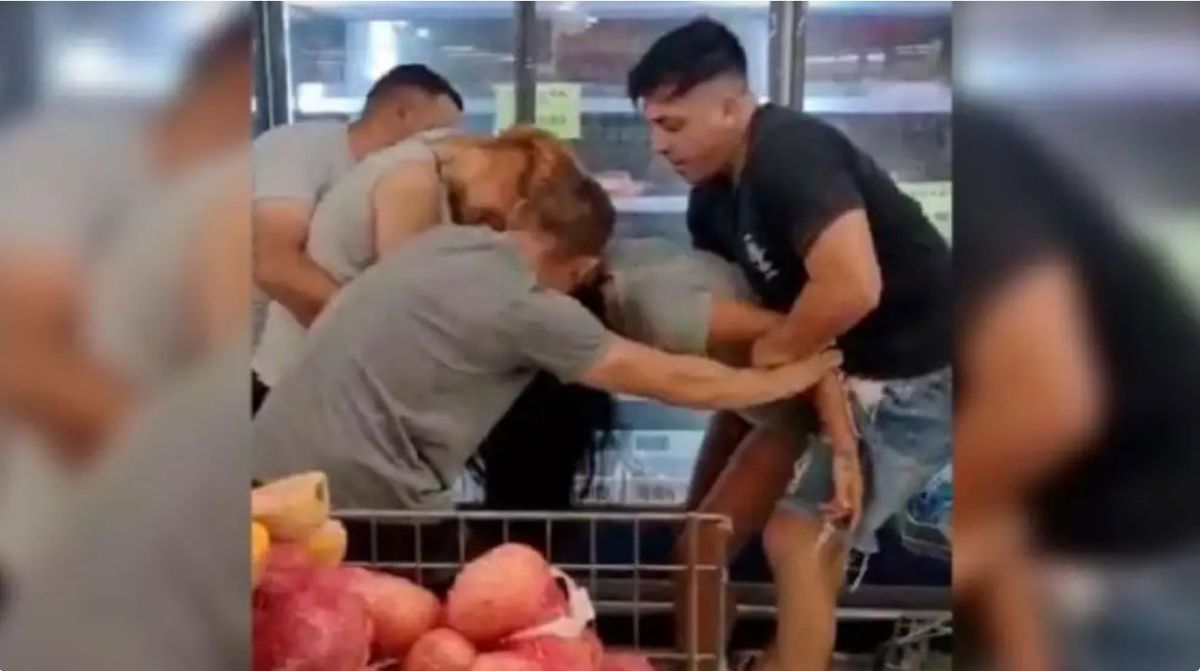 Insólito. Dos mujeres se arrancaron los pelos por una oferta de carne.