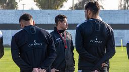 Ezequiel Medrán, el DT de Gimnasia y Esgrima, diagrama el equipo para jugar ante Chacarita en el Víctor Legrotaglie.